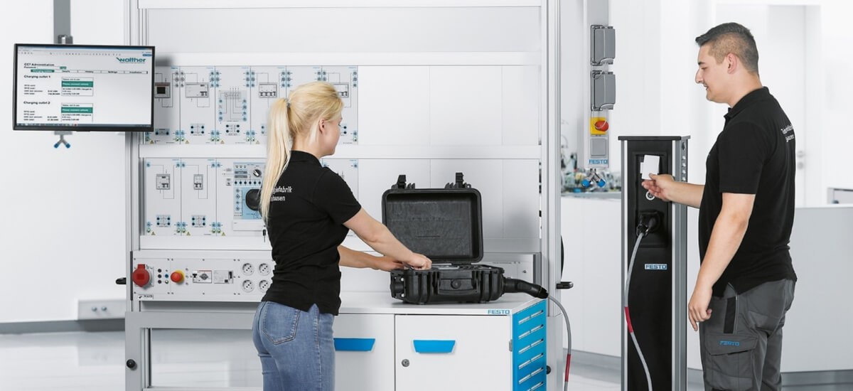 Pracownicy przechodzący szkolenie z produkcji ogniw akumulatorowych