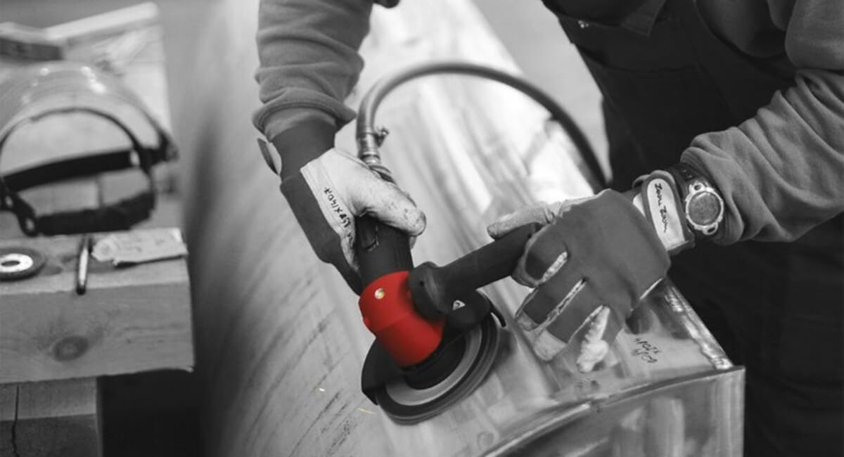 Wydajna szlifierka kątowa na sprężone powietrze podczas wyrównywania grubych spoin spawalniczych