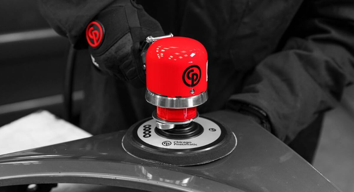 Technik używający pneumatycznej szlifierki orbitalnej