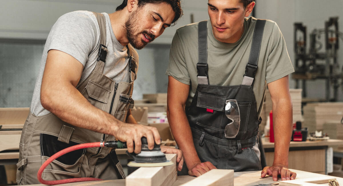Szlifierka oscylacyjna zasilana pneumatycznie pracująca na blacie dębowym