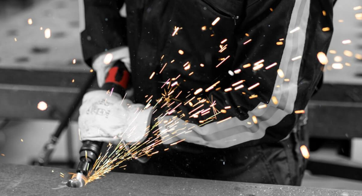 Precyzyjne czyszczenie trudno dostępnych miejsc i usuwanie gratu po spawaniu szlifierką prostą