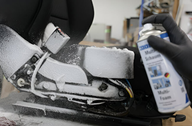 Szybkie czyszczenie tapicerki samochodowej Szybki i skuteczny sposób na czyszczenie tapicerki samochodowej