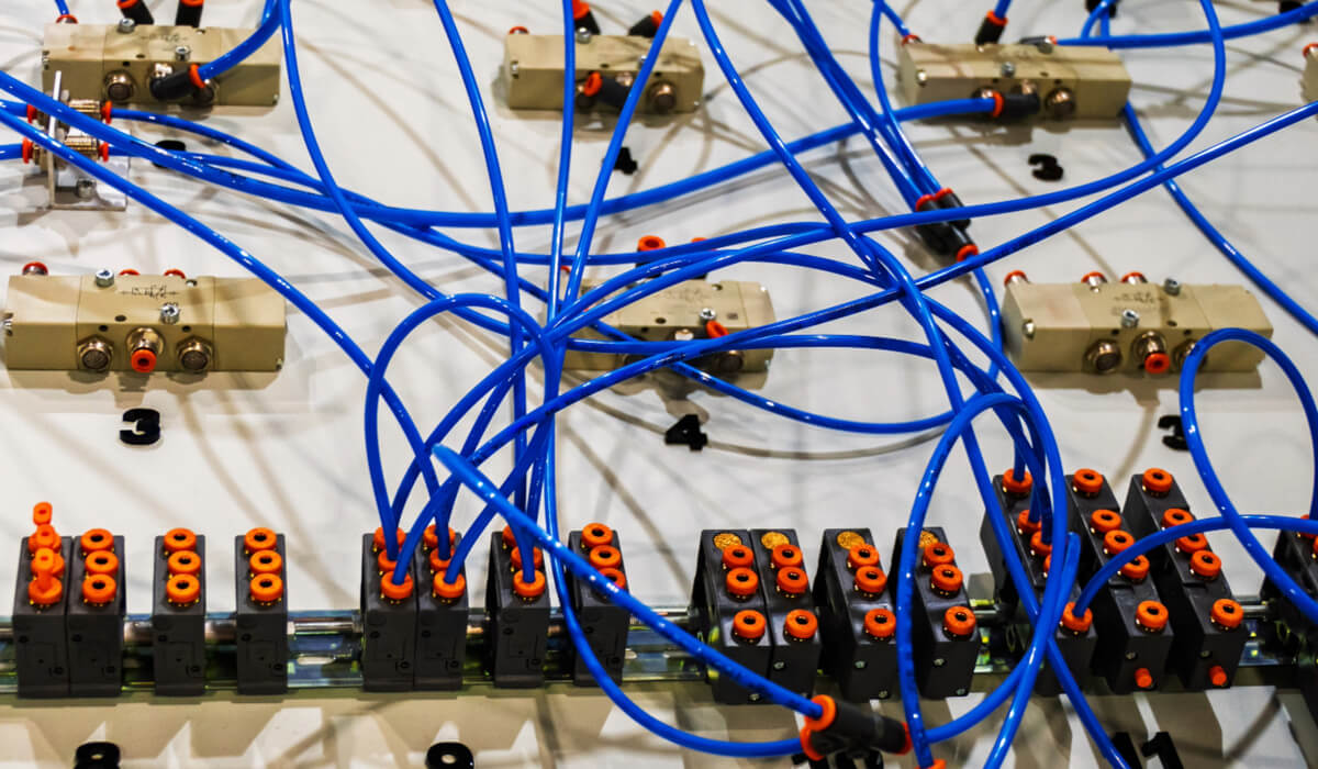 Szybkozłącze typu NonDrip zapobiegające wyciekom podczas odłączania przewodów