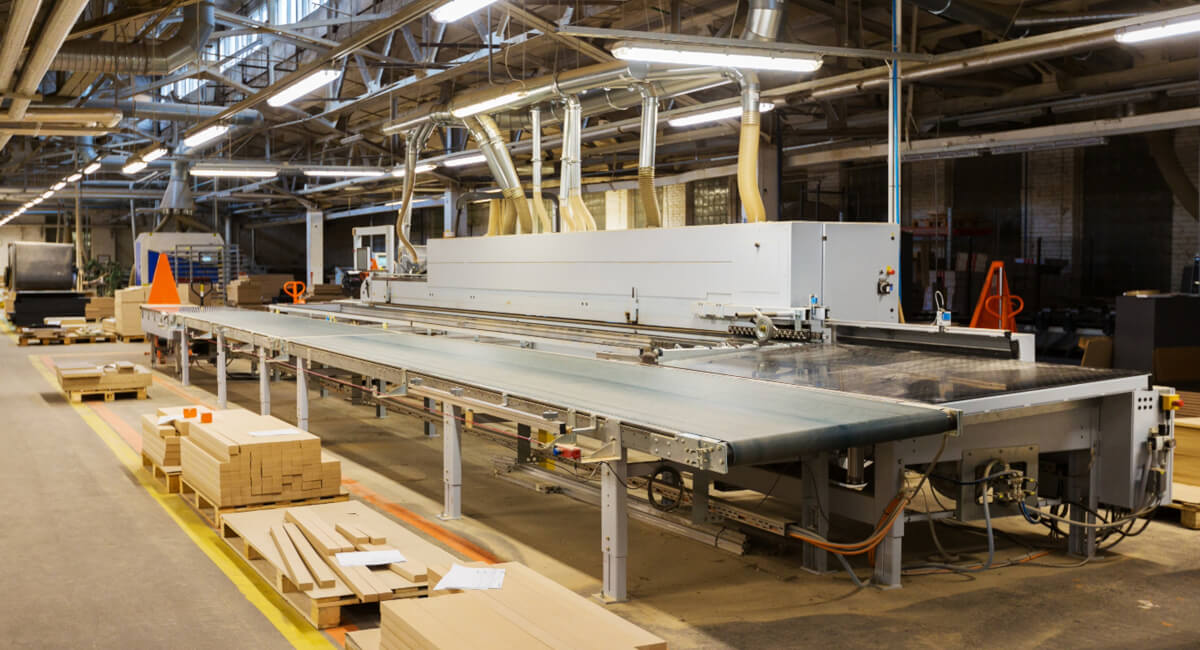 Stalowe szybkozłącze typu push-in przy stanowisku montażowym