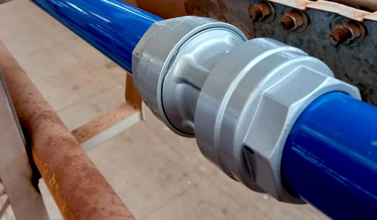 Bezpieczne gniazdo szybkozłącza w punkcie poboru, zapobiegające efektowi bicia węża