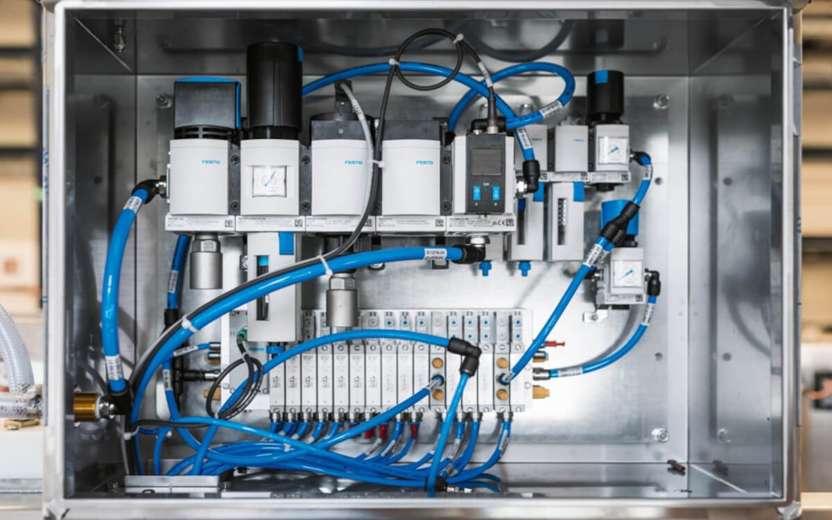 Terminal zaworowy VTUG z IO-Link Terminal zaworowy VTUG z IO-Link - oszczędność miejsca w szafie