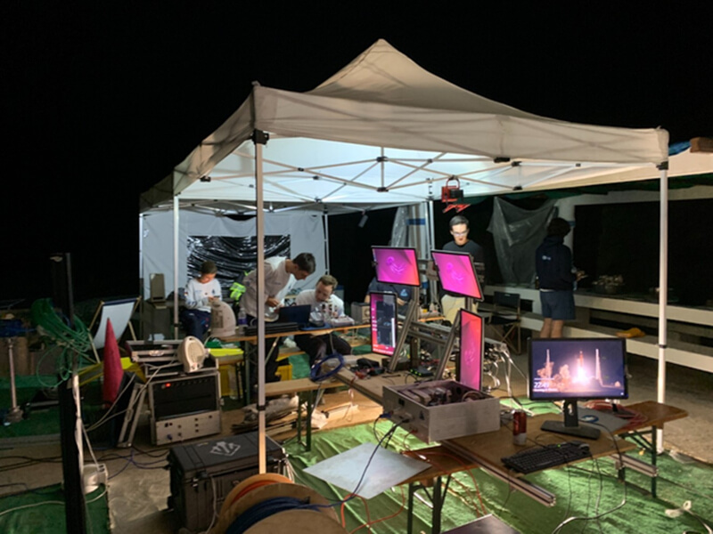 Test silnika rakietowego na stanowisku badawczym Testowanie silników rakietowych: chłodzona regeneracyjnie komora spalania