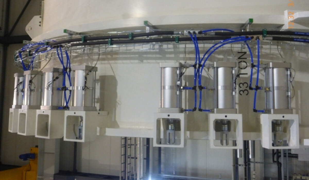 Siłownik z elementem amortyzacji Tłumienie końcowe i amortyzacja siłownika - płynność ruchu i ochrona instalacji