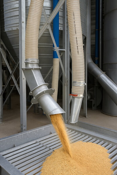 Dmuchawa ssąco-tłocząca transportująca ziarno z przyczepy do silos