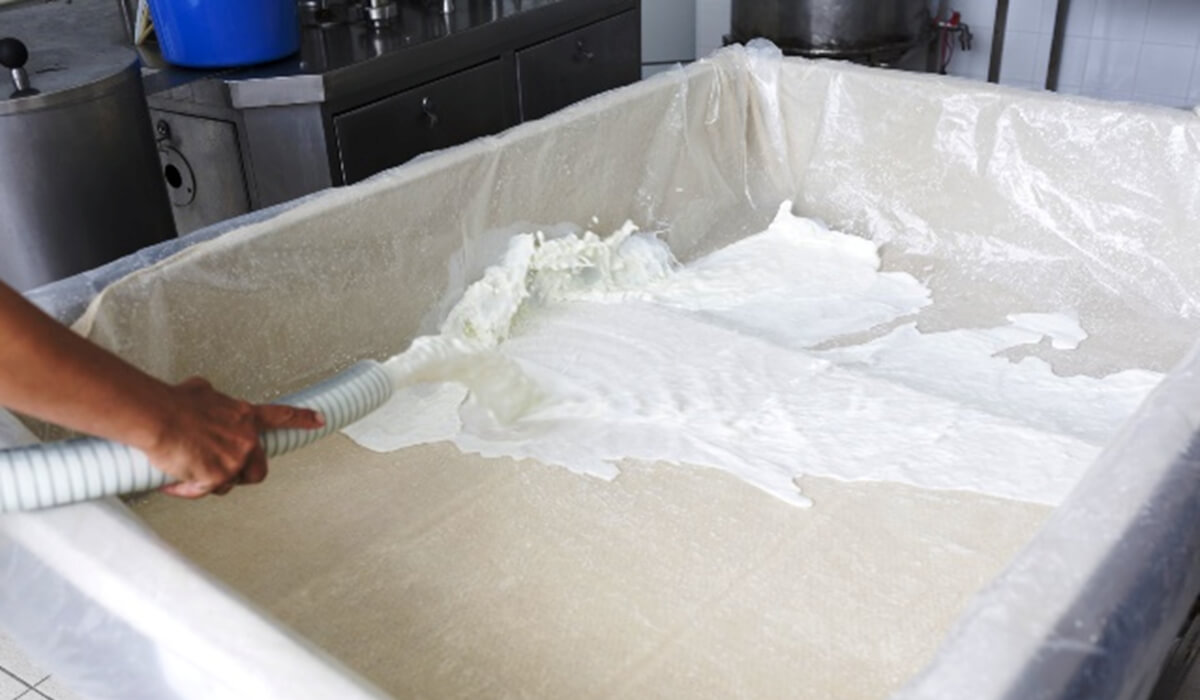 Rurociągi do transportu pneumatycznego proszków lub płynów w hali produkcyjnej