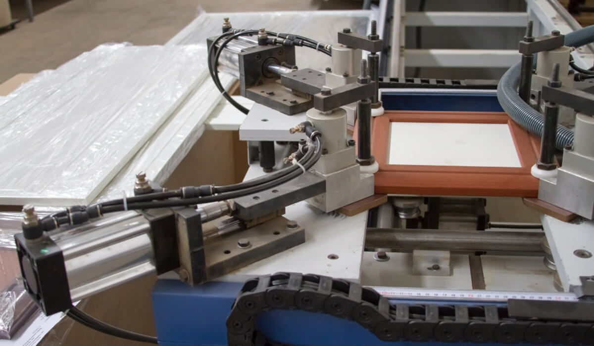 Uszkodzone uszczelnienia siłownika przez nadciśnienie termiczne Zużyte i uszkodzone uszczelnienie tłoka siłownika pneumatycznego