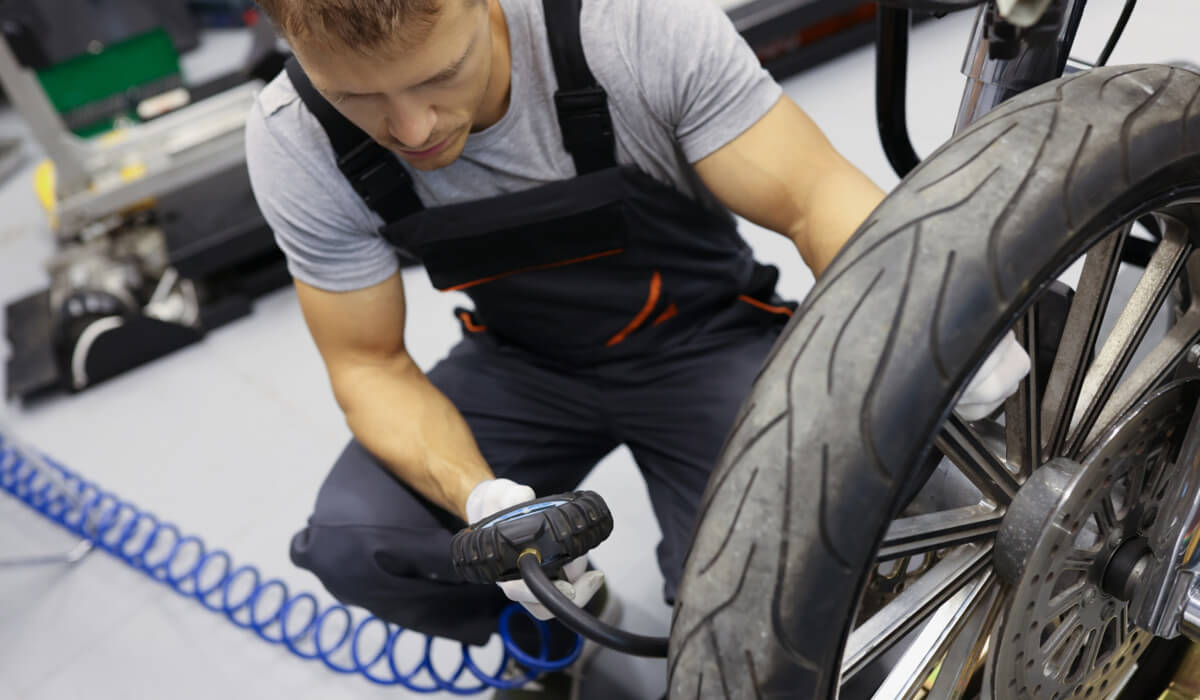 Akcesoria pneumatyczne - spiralny wąż poliuretanowy Elastyczny wąż spiralny PU podłączony do pistoletu z manometrem do kontroli ciśnienia w oponach motocykla