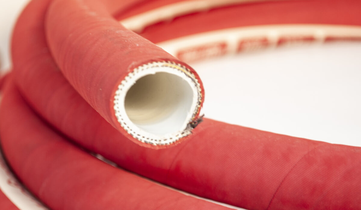 Przekrój węża spożywczego ze stalową spiralą, odpornego na podciśnienie w układach pompowych