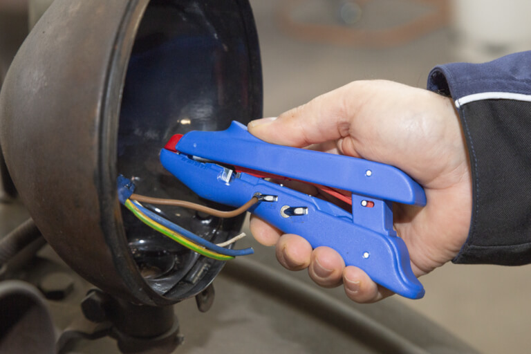 WEICON Duo-Crimp to narzędzie, które łączy funkcję ściągania izolacji i zaciskania tulejek kablowych