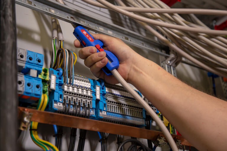 WEICON Quadro Stripper to wielofunkcyjne narzędzie, idealne jako ściągacz izolacji, tnące okrągłe i wzdłużne, usuwające izolację i tnące kable