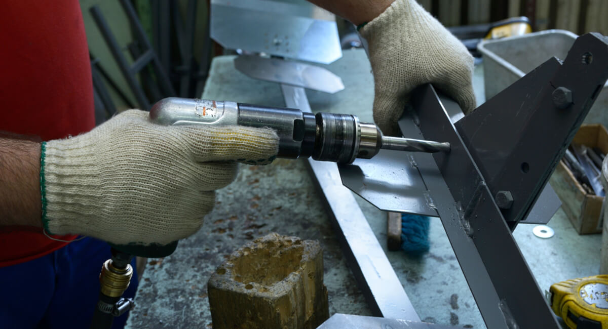 Wiertarka pneumatyczna pistoletowa używana do seryjnego wykonywania otworów w blasze