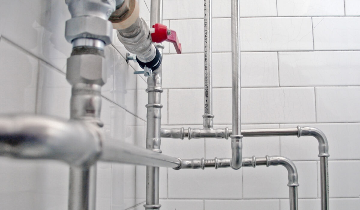 Przykładowe elementy armatury z mosiądzu i opis ich właściwości