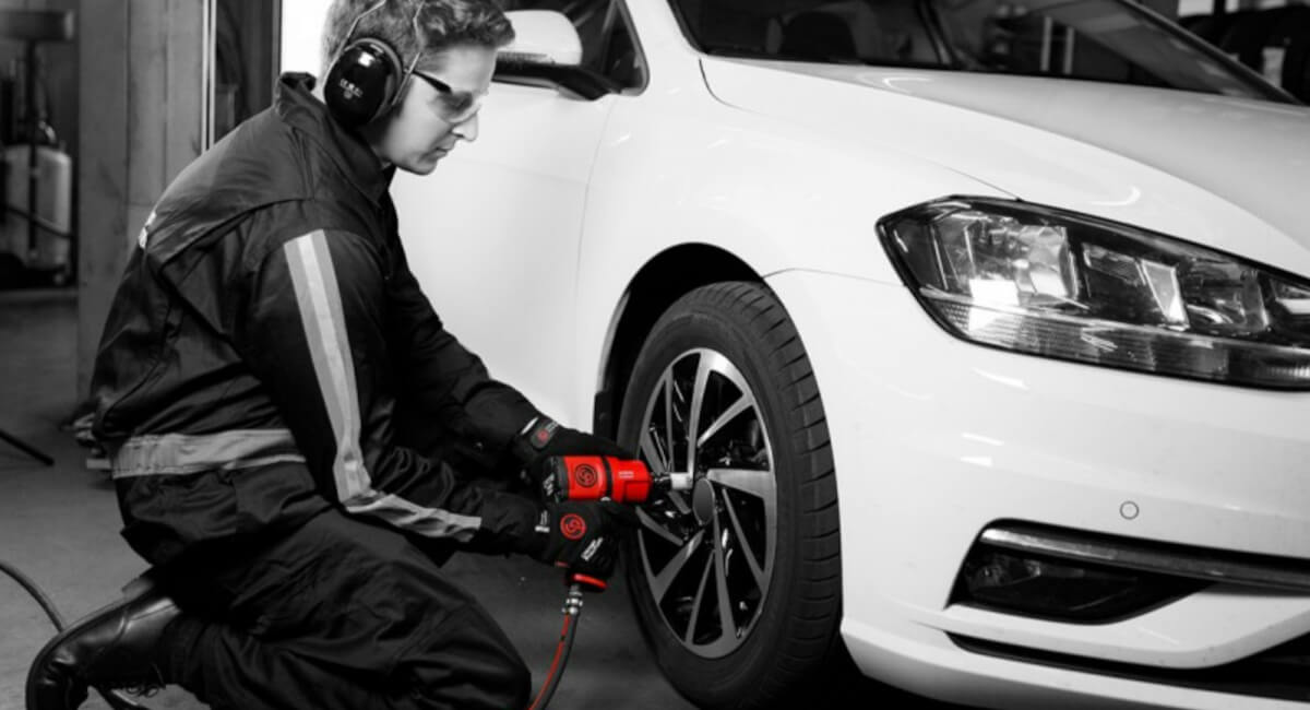 Wulkanizator używający pneumatycznego klucza udarowego do szybkiego i efektywnego dokręcania śrub w oponie samochodowej