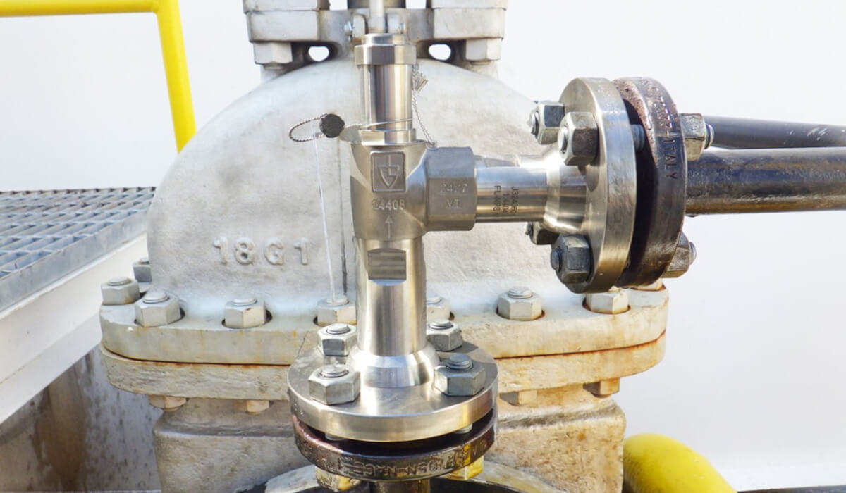 Wymiana zaworu bezpieczeństwa w zbiorniku petrochemicznym w Tajlandii Modernizacja parku zbiorników petrochemicznych