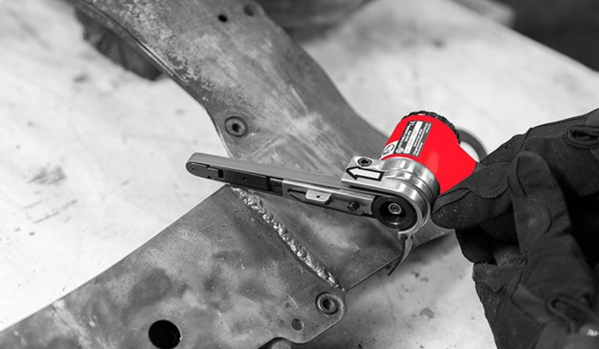 Wyposażenie blacharni - system dystrybucji powietrza Profesjonalna instalacja sprężonego powietrza w warsztacie blacharskim z widocznymi punktami poboru