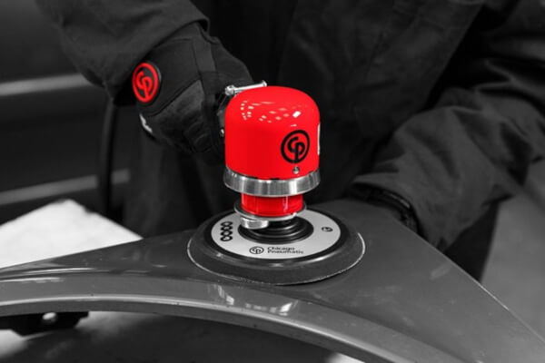 Narzędzia blacharskie - szlifierka pneumatyczna Szlifierka oscylacyjna pneumatyczna przygotowująca karoserię samochodu do prac lakierniczych