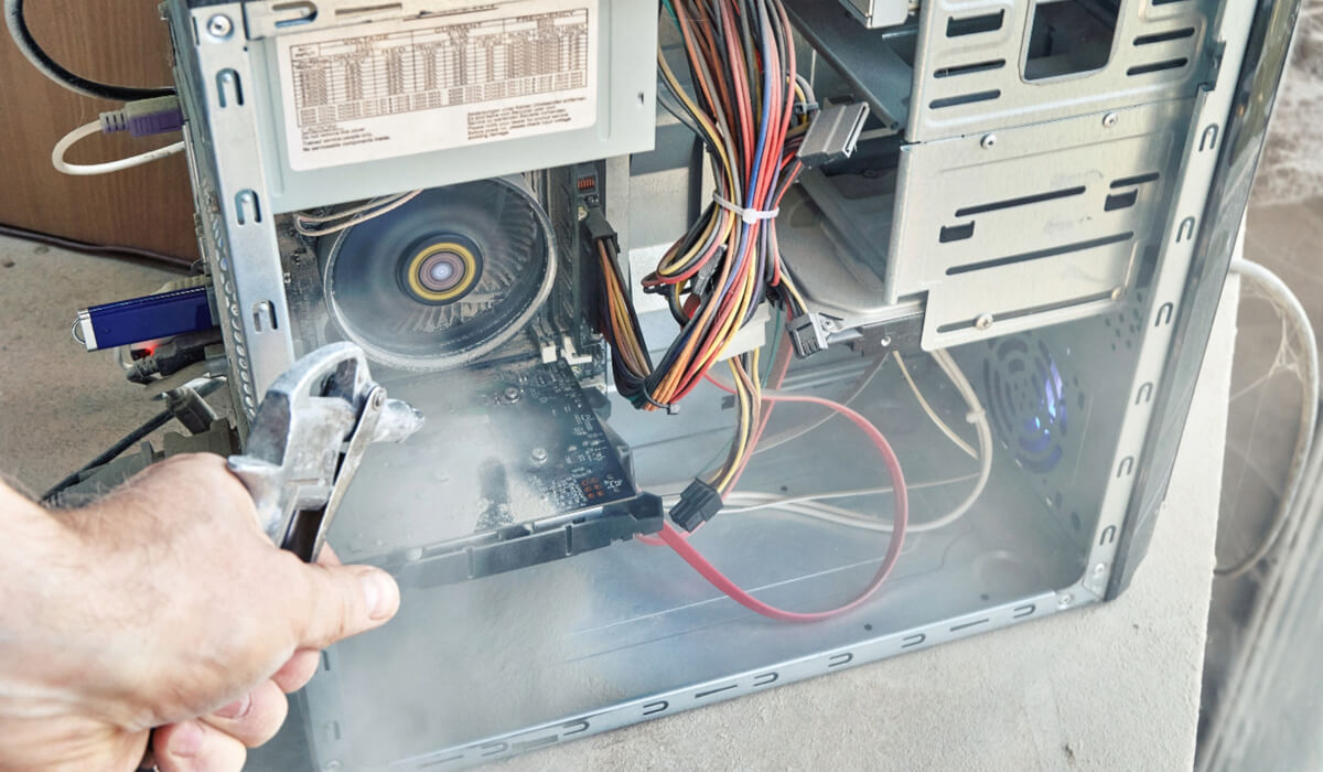 Nowoczesne stanowisko warsztatu elektrycznego z systemem sprężonego powietrza