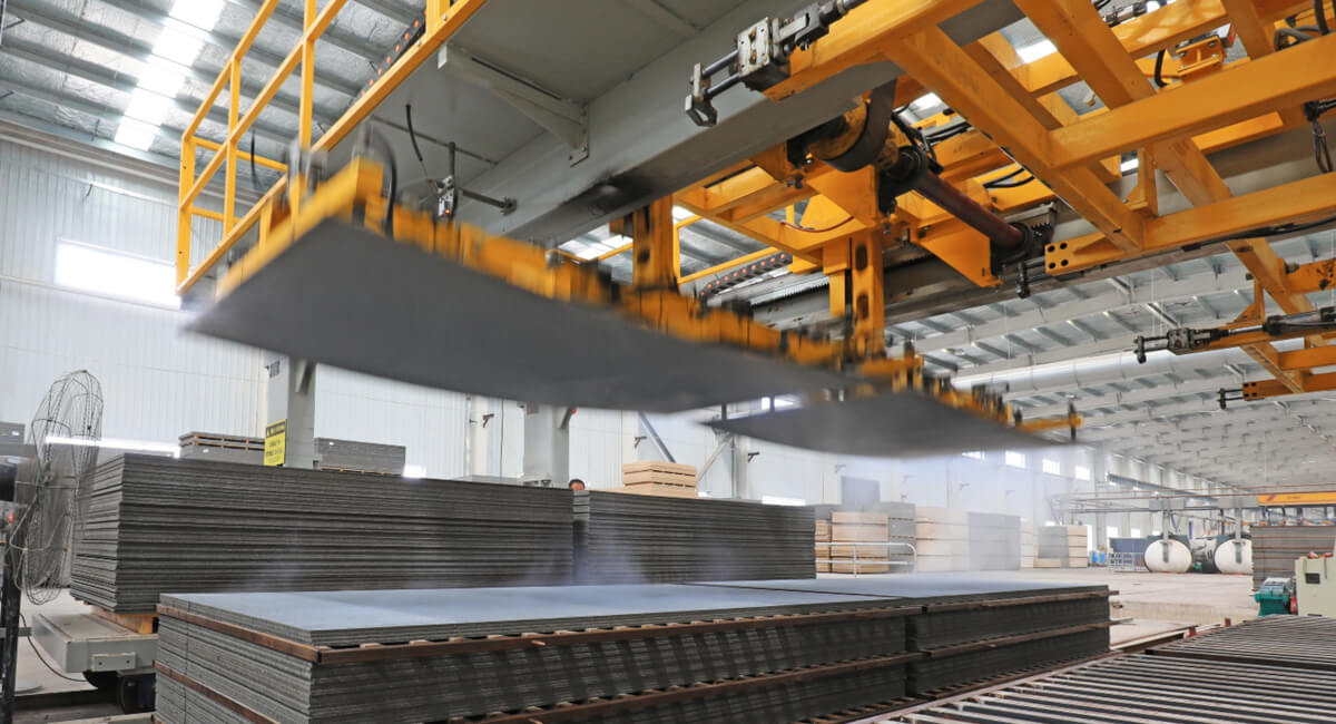 Stanowisko pracy w nowoczesnej ślusarni z zestawem narzędzi pneumatycznych i pistoletem do przedmuchu