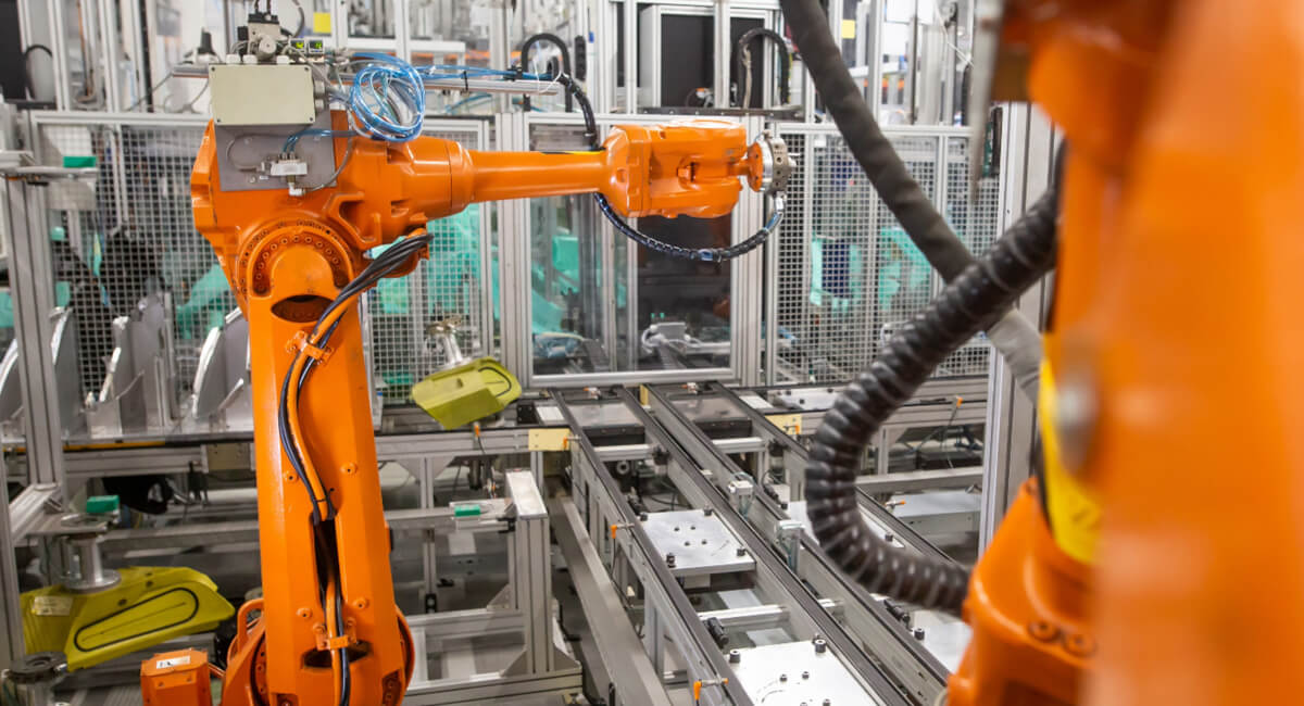 Nowoczesna spawalnia z widoczną instalacją pneumatyczną zasilającą stanowiska pracy