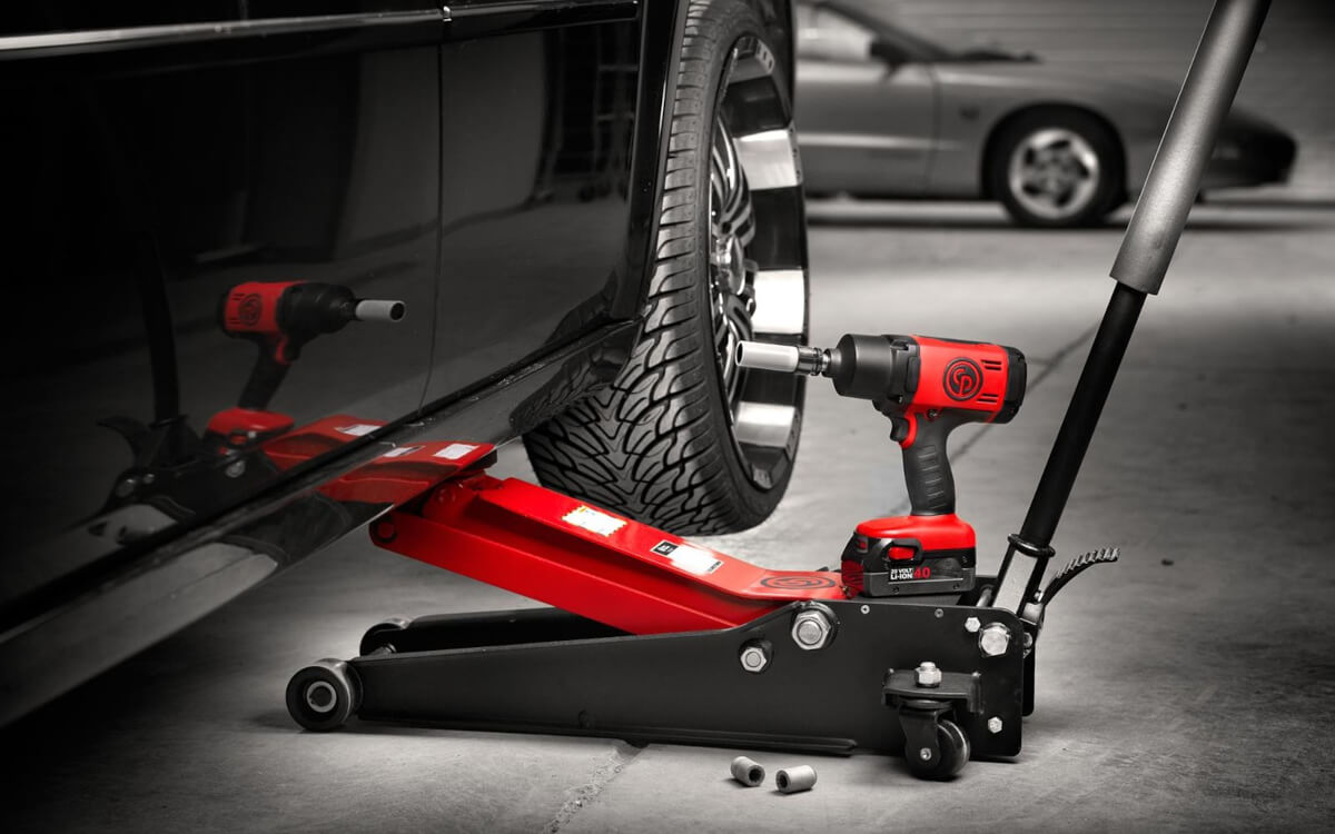 Nowoczesny warsztat wulkanizacyjny z kompletną instalacją sprężonego powietrza i stanowiskami obsługi kół