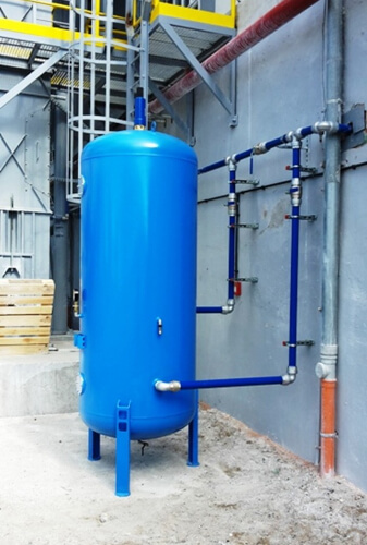 Wzrost ciśnienia w zbiorniku sprężonego powietrza pod wpływem słońca Zbiornik sprężonego powietrza umieszczony w nasłonecznionej części hali