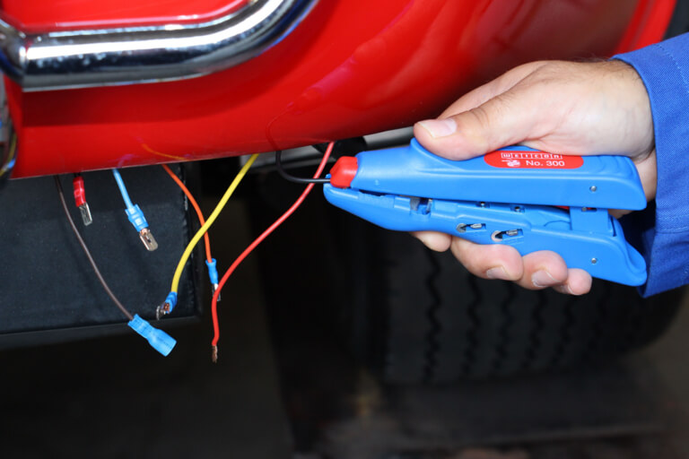 Zaciskanie tulejek kablowych za pomocą narzędzia WEICON Duo-Crimp jest proste i precyzyjne