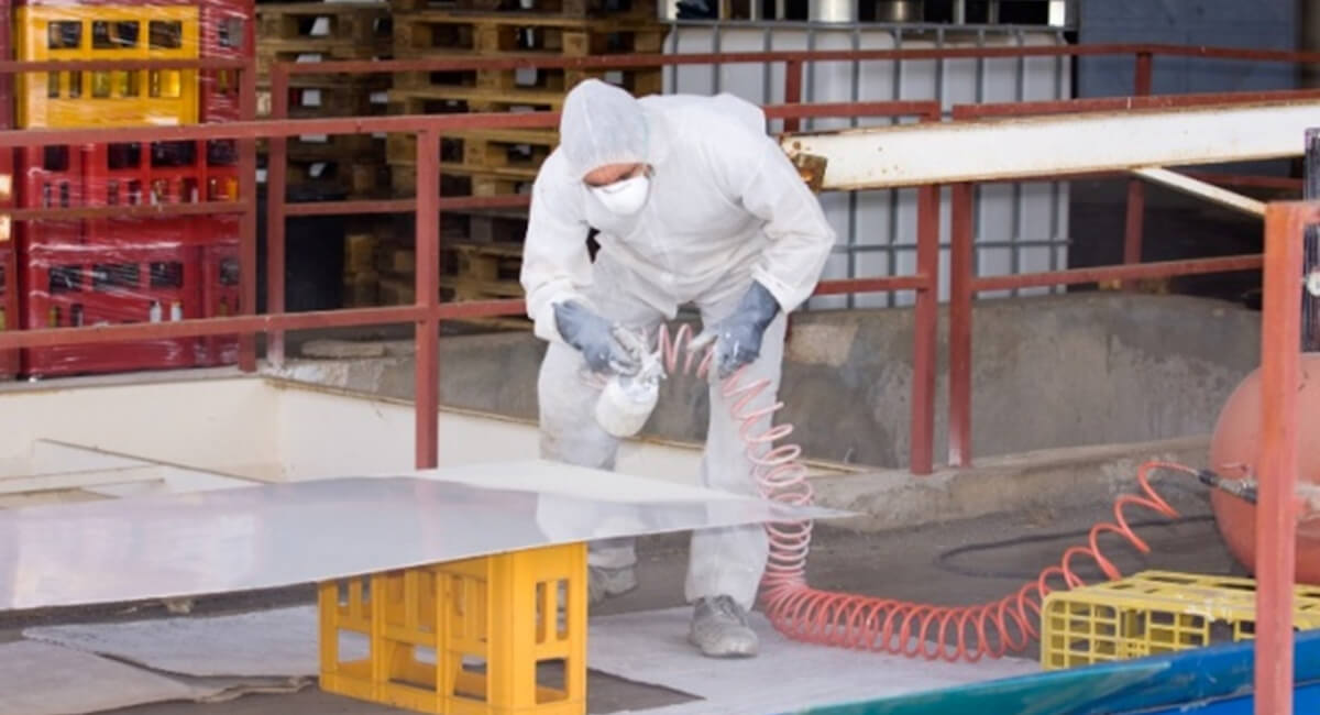 Pistolet do zaprawek lakierniczych stosowany na przemysłowych liniach montażowych