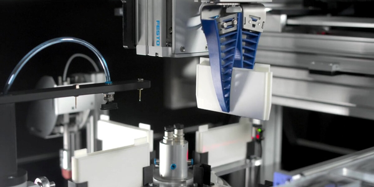 Manipulator mechatroniczny z siłownikami pneumatycznymi