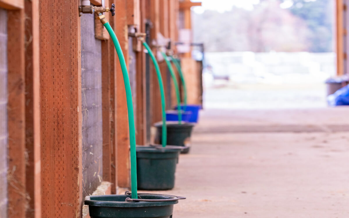 Zawór pływakowy poidła zapewniający stały dostęp do wody Niezawodny element wyposażenia stajni dbający o automatyczne uzupełnianie wody w boksie