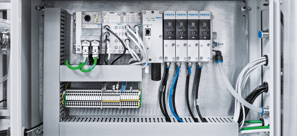 Zawory pneumatyczne Festo VTEM i VPPX, podkreślające ich zaawansowane funkcje monitorowania i możliwość integracji z systemami diagnostycznymi