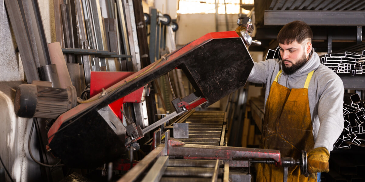 Zawór 5/2 sterowany dźwignią, służący do ręcznego uruchamiania zacisków pneumatycznych na stole