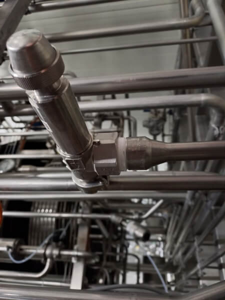 Ochrona zbiorników ciśnieniowych i linii zasilającej – bezpieczeństwo pracy na fermie