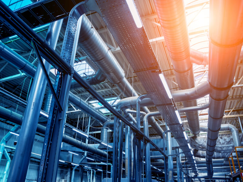 Różne typy zaworów GOETZE na tle fabryki papieru Zawory GOETZE - solidna technologia dla bezpieczeństwa w branży papierniczej