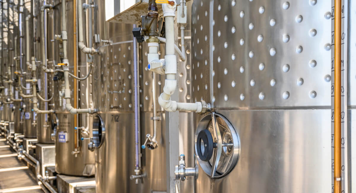 Zawory membranowe i kulowe sterowane pneumatycznie na tankach do magazynowania wina