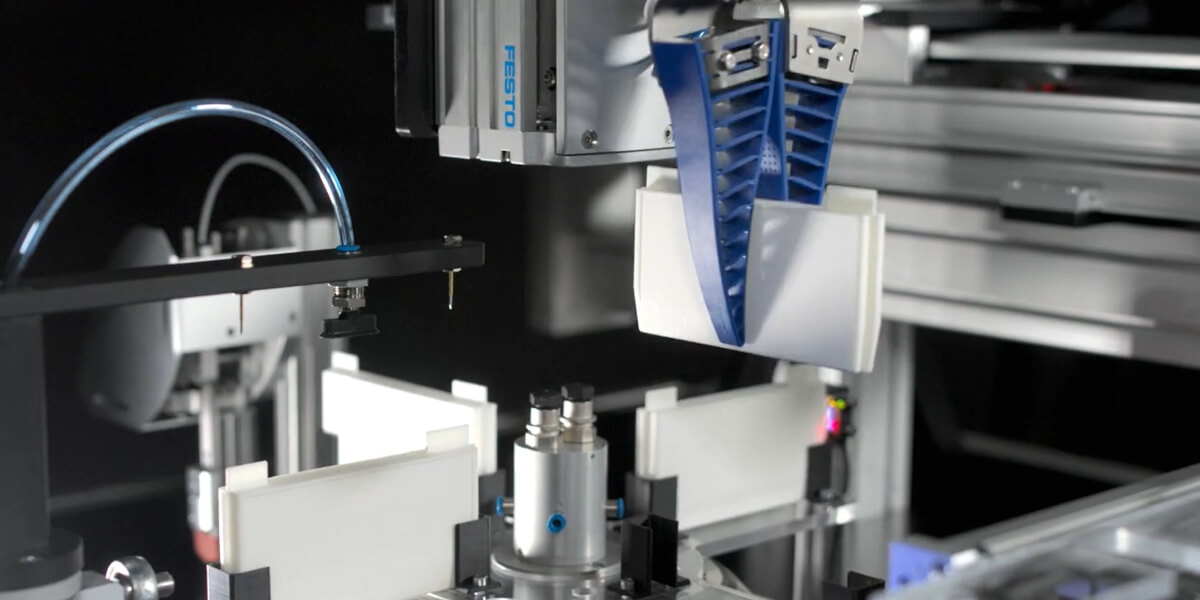 Zawór proporcjonalny, ukazujący jego zdolność do płynnej regulacji przepływu