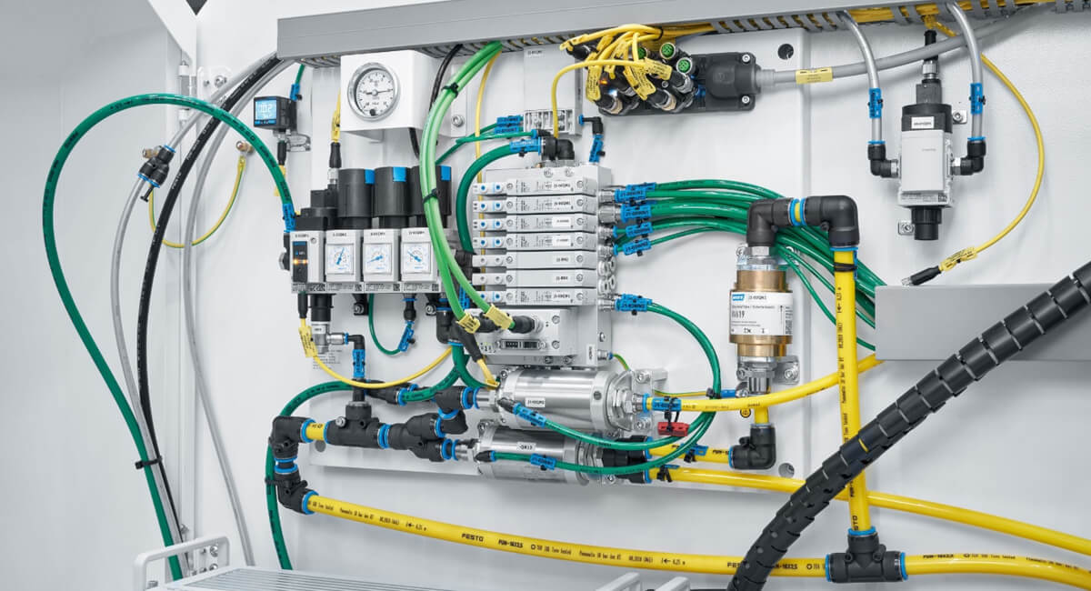Wyspa zaworowa Festo (np. CPX lub VTUG) z podłączonymi przewodami