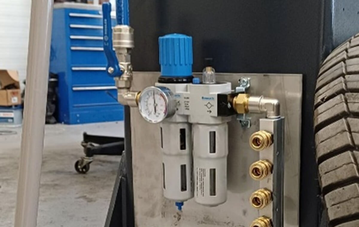 Moduł przygotowania powietrza FRL (filtr, reduktor, naolejacz) zainstalowany przy stanowisku pracy