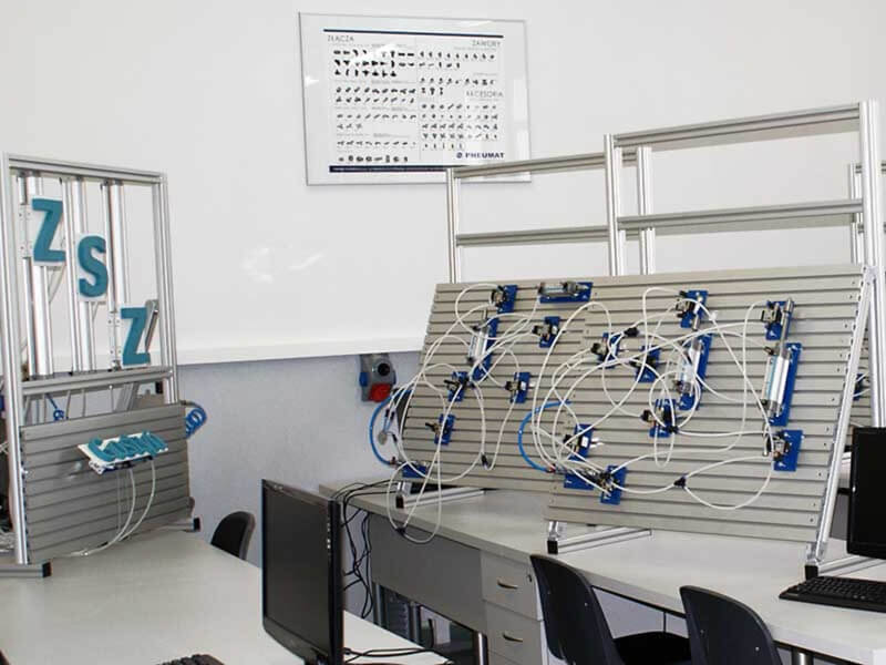 Uczniowie Zespołu Szkół nr 18 we Wrocławiu pracujący nad projektem pneumatycznym