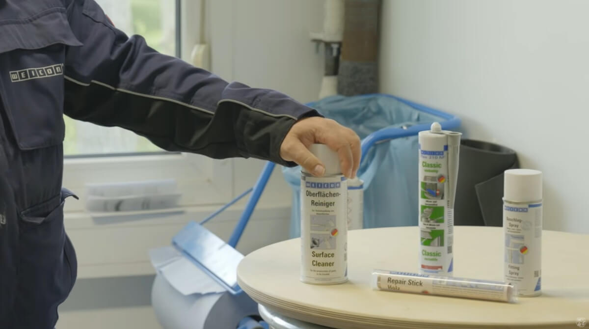Kompletny zestaw chemii przemysłowej WEICON użyty do budowy stołu z beczki DIY, zawierający klej Flex 310M, masę Repair Stick Wood, zmywacz Surface Cleaner, spray Fitting Spray oraz preparaty do odlewania nóżek
