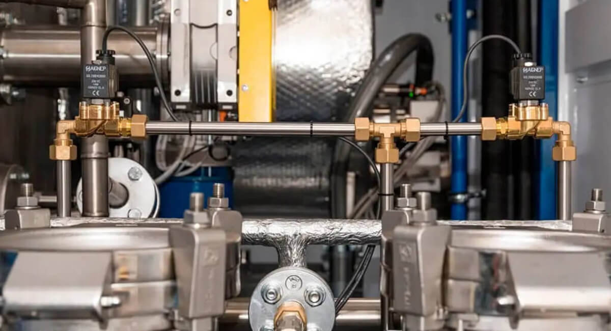 Uszkodzone uszczelnienie (np. pęknięty oring) obok nowego, symbolizujące konieczność odpowiedniego doboru materiału