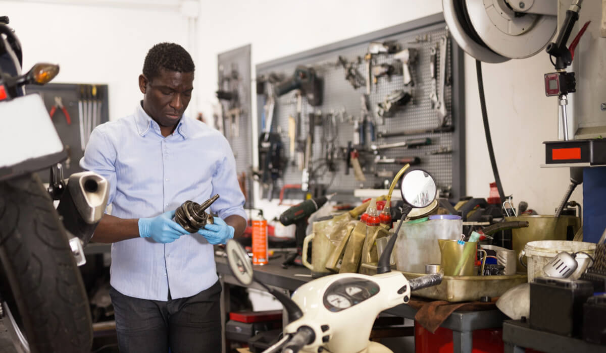 Automatyczny bęben (zwijadło) z wężem pneumatycznym zamontowany na ścianie przy stanowisku Zwijacz bębnowy