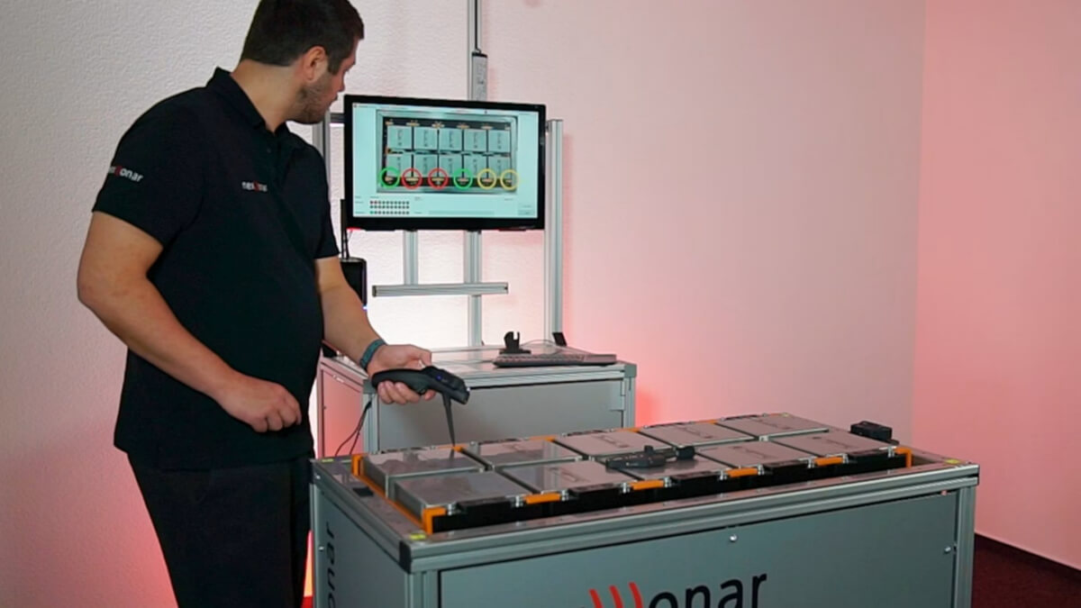System lokalizacji narzędzi w czasie rzeczywistym Desoutter nexonar Inżynier testujący system nexonar do kontroli położenia narzędzi na stanowisku montażu baterii