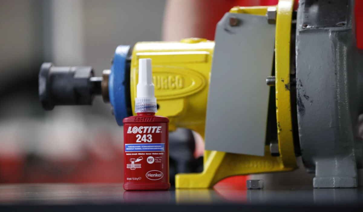 LOCTITE 243 w montażu pneumatyki Wykorzystanie kleju anaerobowego LOCTITE 243 do gwintów przy montażu złączy i rozdzielaczy w szafie sterowniczej