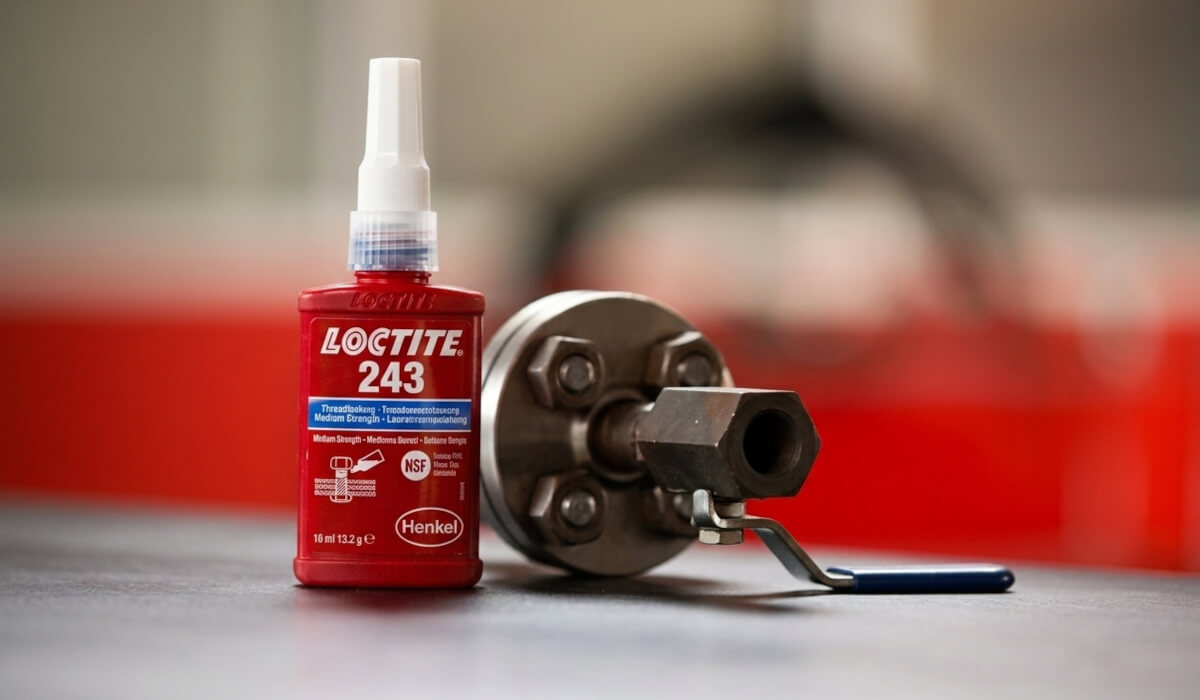 Niebieski klej LOCTITE 243 do śrub Zabezpieczanie śrub maszynowych przed odkręcaniem pod wpływem wibracji za pomocą średnio demontowalnego kleju LOCTITE 243
