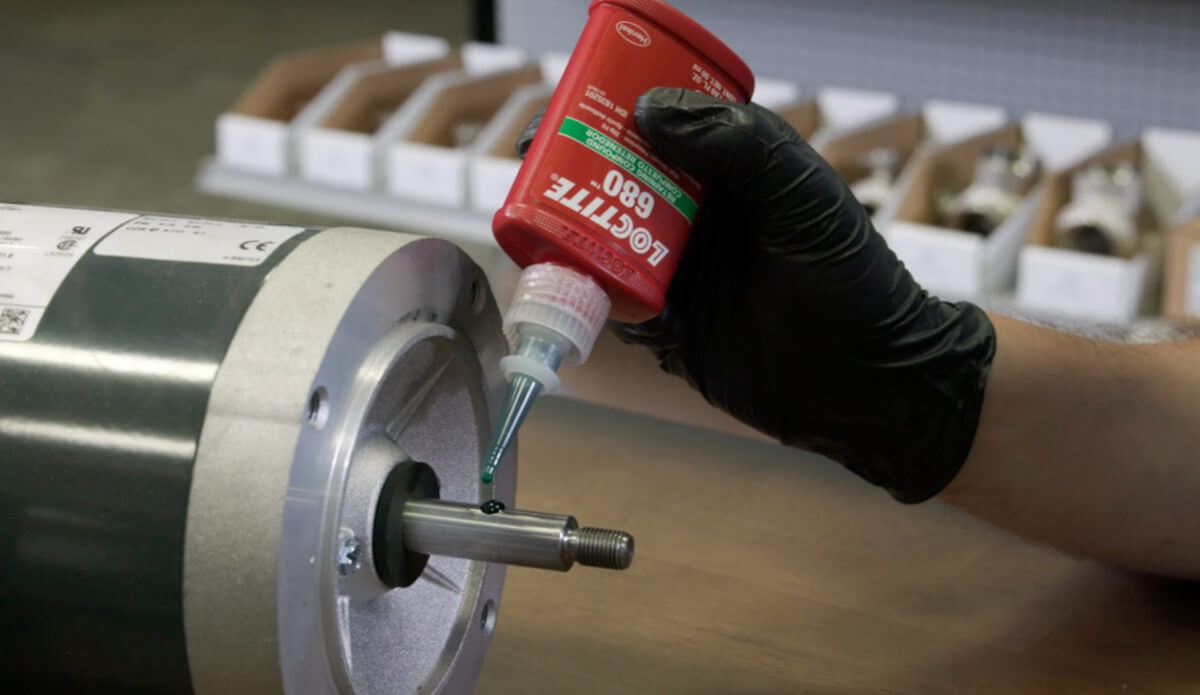 Loctite 270 – wysokowytrzymałe zabezpieczenie śrub Trwałe blokowanie śrub i nakrętek za pomocą wysokowytrzymałego kleju anaerobowego Loctite 270